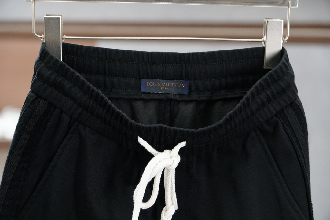 🌟🌟 LV-👄 夏款男士休闲裤👍细棉加氨纶面料休闲裤，最新款上身版型无敌正！绝对可以闭眼收的一款此款裤子