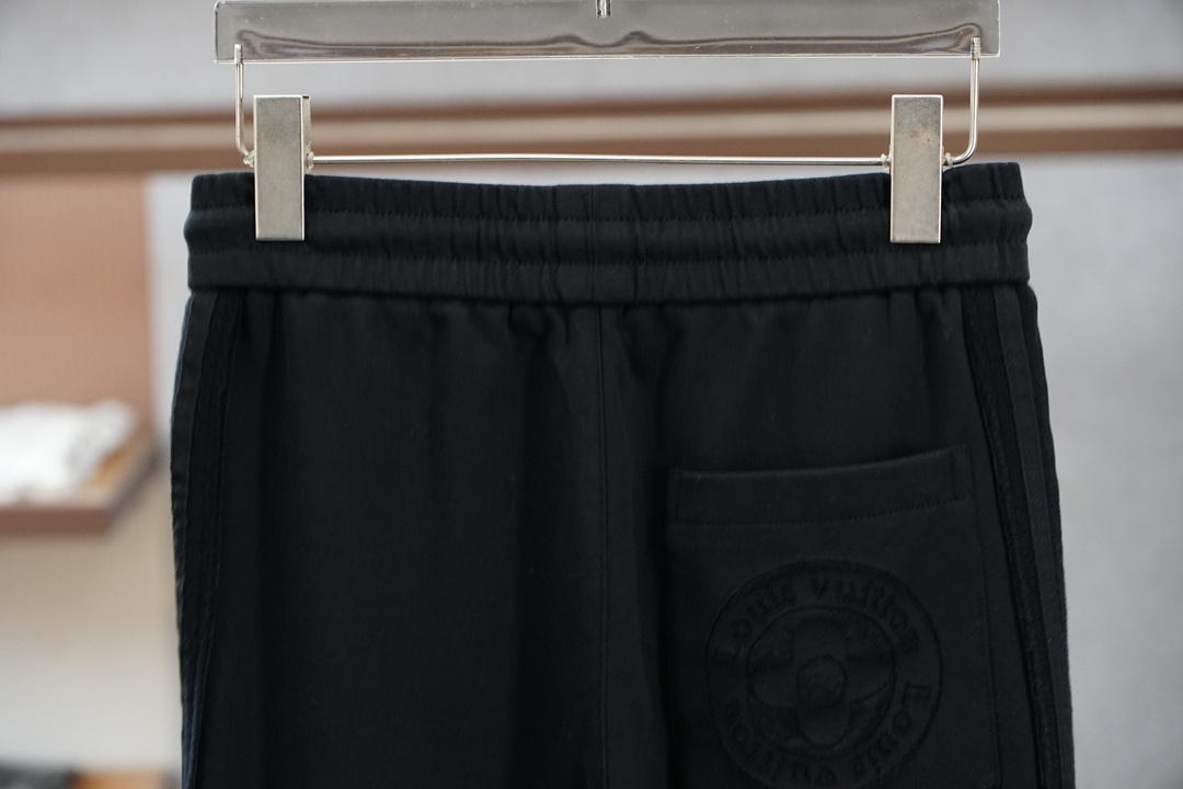 🌟🌟 LV-👄 夏款男士休闲裤👍细棉加氨纶面料休闲裤，最新款上身版型无敌正！绝对可以闭眼收的一款此款裤子