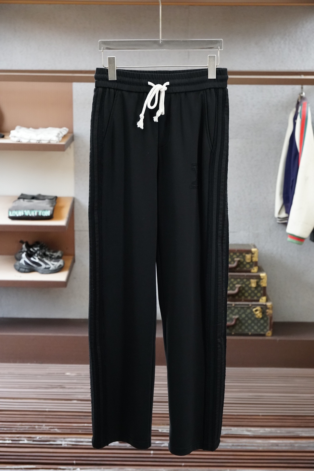 🌟🌟 LV-👄 夏款男士休闲裤👍细棉加氨纶面料休闲裤，最新款上身版型无敌正！绝对可以闭眼收的一款此款裤子