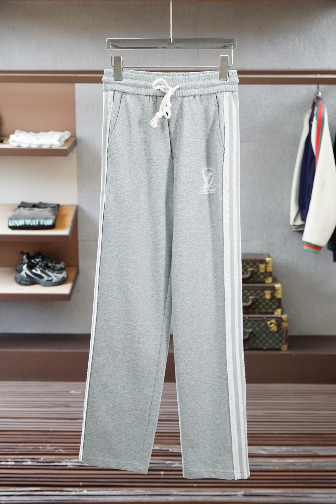 🌟🌟 LV-👄 夏款男士休闲裤👍细棉加氨纶面料休闲裤，最新款上身版型无敌正！绝对可以闭眼收的一款此款裤子