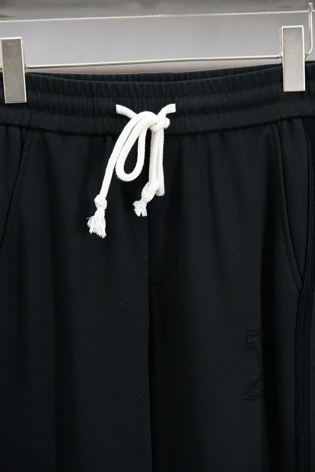 🌟🌟 LV-👄 夏款男士休闲裤👍细棉加氨纶面料休闲裤，最新款上身版型无敌正！绝对可以闭眼收的一款此款裤子