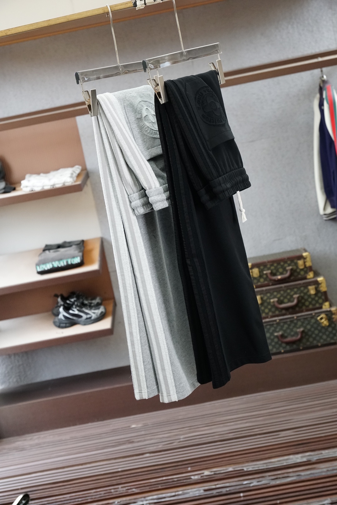 🌟🌟 LV-👄 夏款男士休闲裤👍细棉加氨纶面料休闲裤，最新款上身版型无敌正！绝对可以闭眼收的一款此款裤子