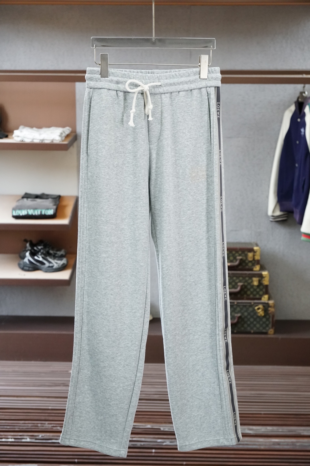 🌟🌟 罗意威👄 夏款男士休闲裤👍细棉加氨纶面料休闲裤，最新款上身版型无敌正！绝对可以闭眼收的一款此款裤子