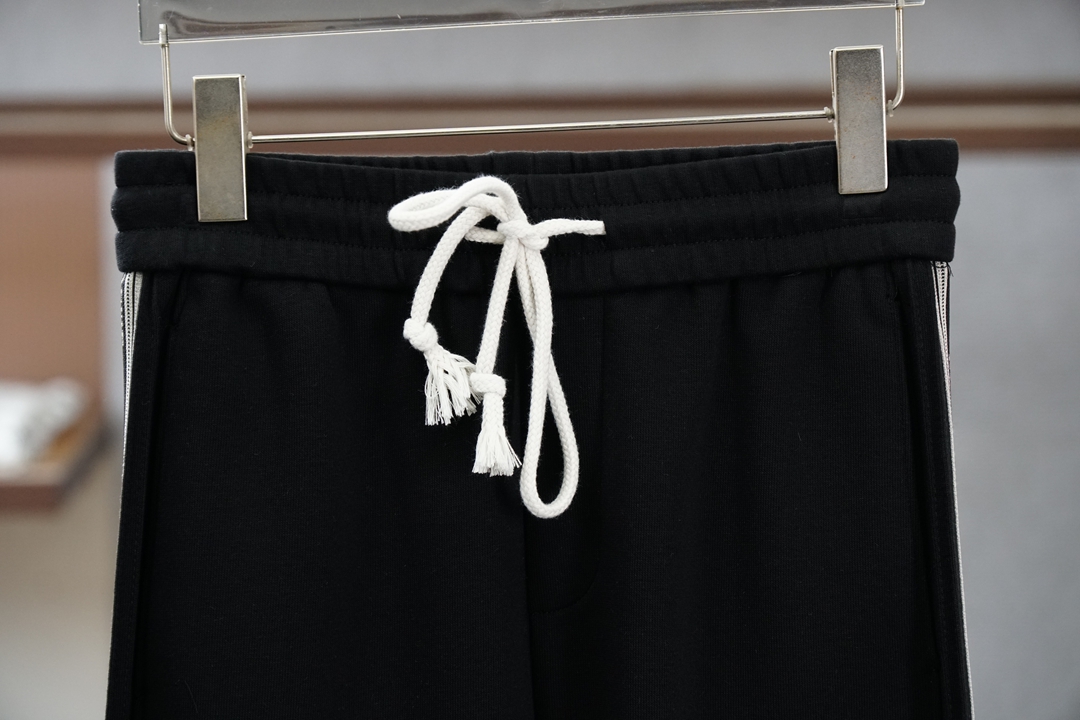 🌟🌟 罗意威👄 夏款男士休闲裤👍细棉加氨纶面料休闲裤，最新款上身版型无敌正！绝对可以闭眼收的一款此款裤子