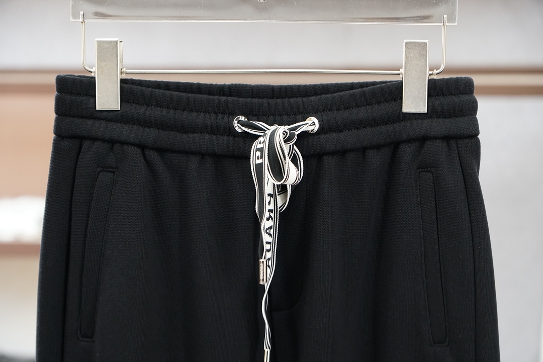 🌟🌟 普拉达👄 夏款男士休闲裤👍细棉加氨纶面料休闲裤，最新款上身版型无敌正！绝对可以闭眼收的一款此款裤子