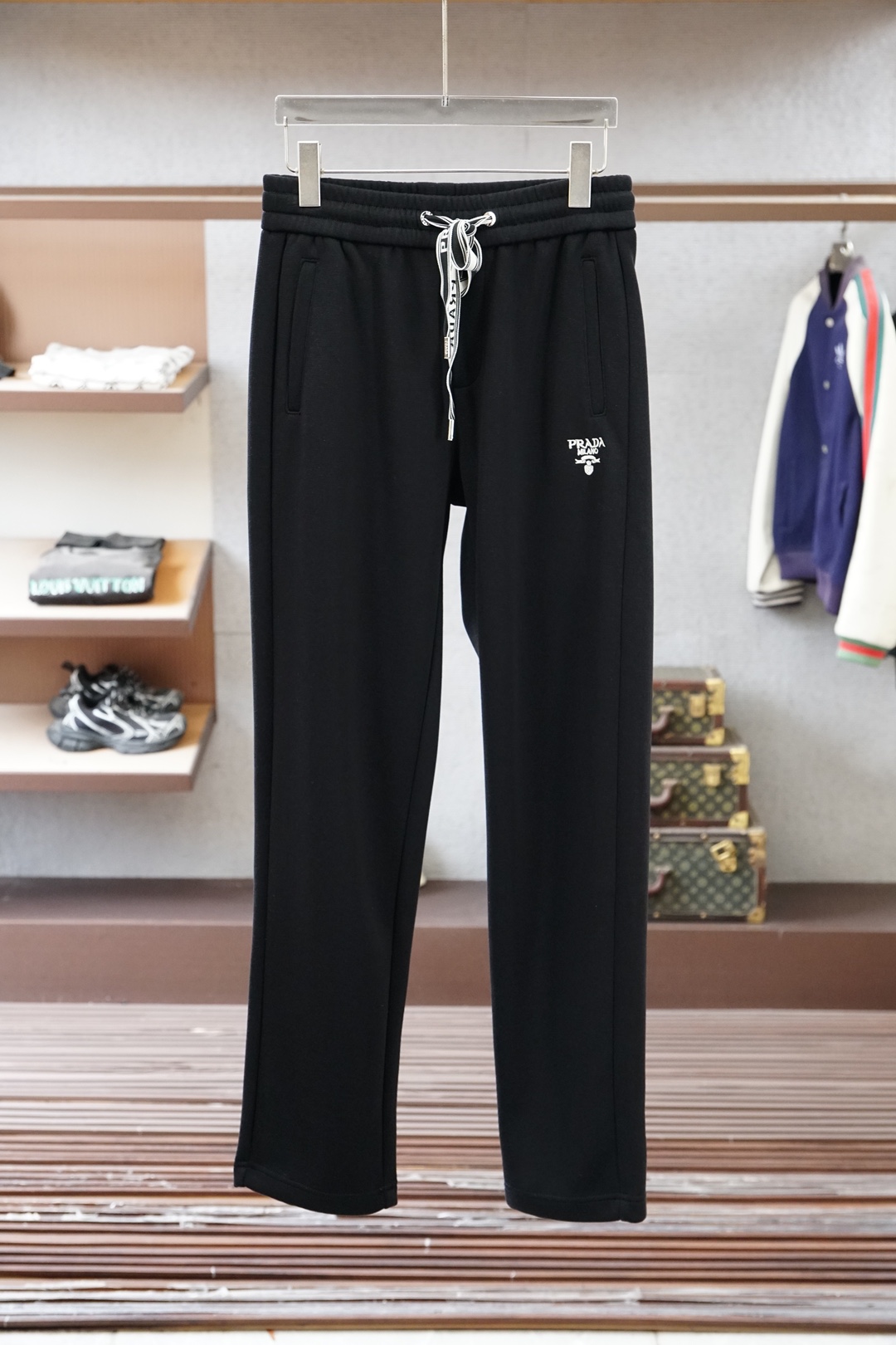 🌟🌟 普拉达👄 夏款男士休闲裤👍细棉加氨纶面料休闲裤，最新款上身版型无敌正！绝对可以闭眼收的一款此款裤子