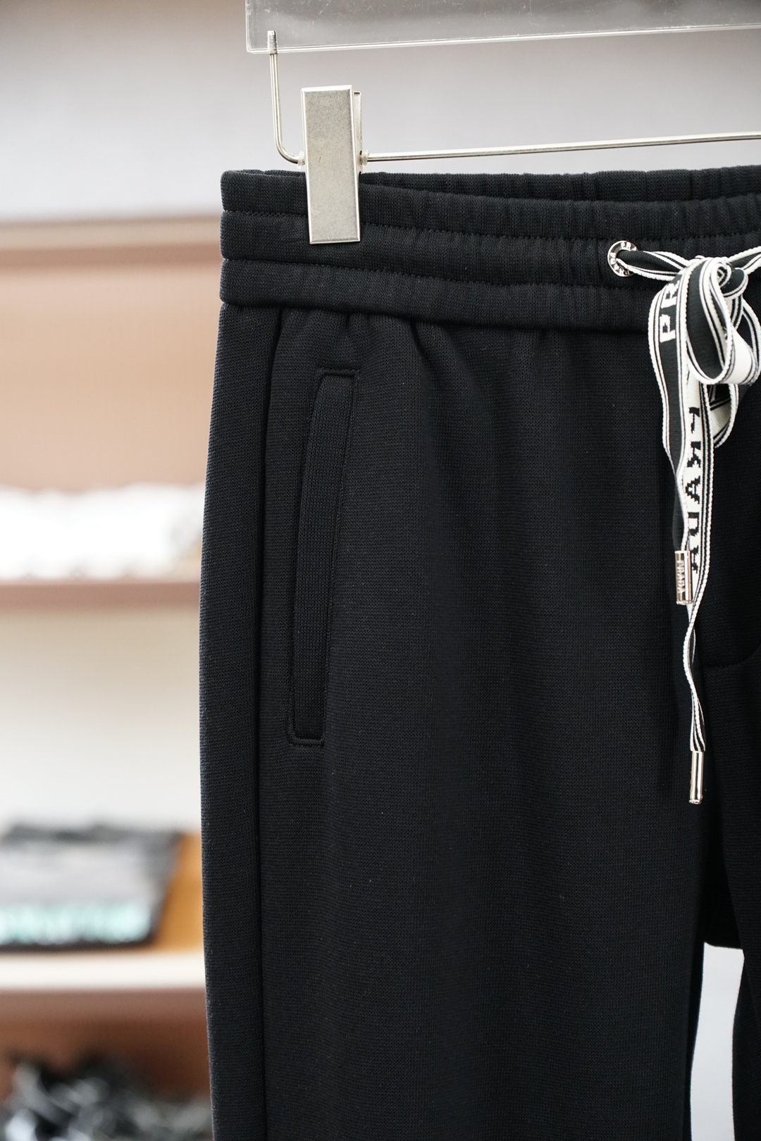 🌟🌟 普拉达👄 夏款男士休闲裤👍细棉加氨纶面料休闲裤，最新款上身版型无敌正！绝对可以闭眼收的一款此款裤子