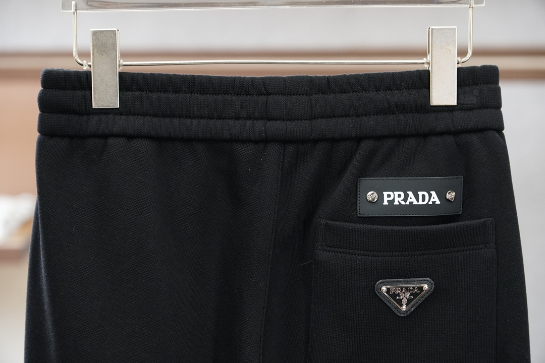 🌟🌟 普拉达👄 夏款男士休闲裤👍细棉加氨纶面料休闲裤，最新款上身版型无敌正！绝对可以闭眼收的一款此款裤子