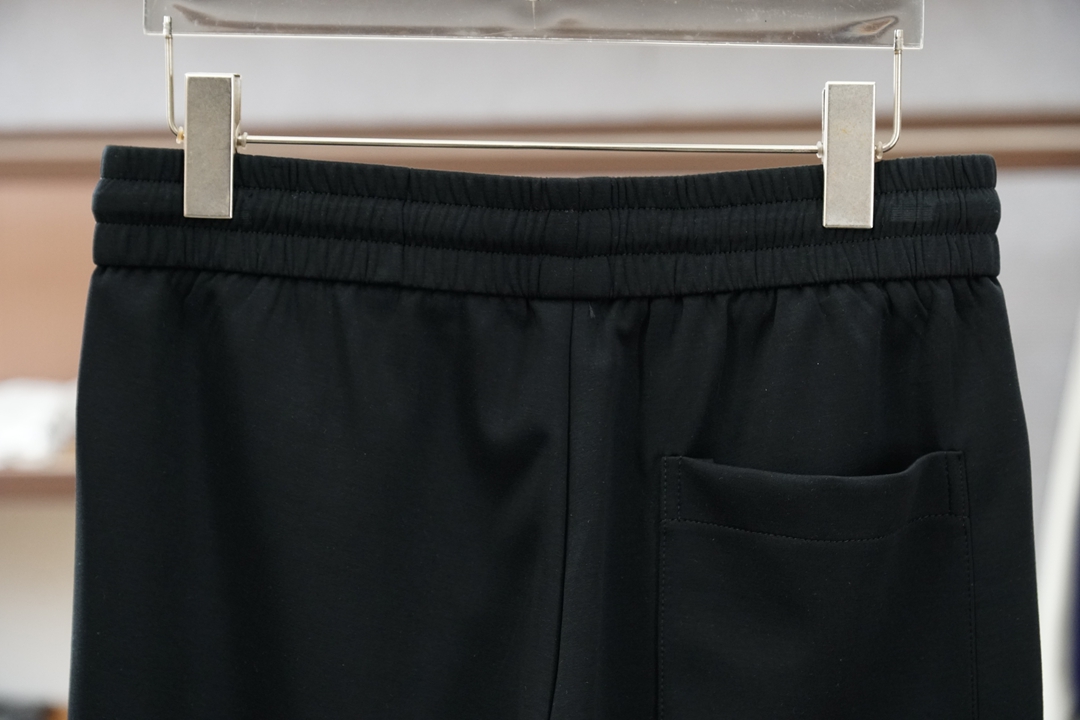 🌟🌟 纪梵希👄 夏款男士休闲裤👍细棉加氨纶面料休闲裤，最新款上身版型无敌正！绝对可以闭眼收的一款此款裤子