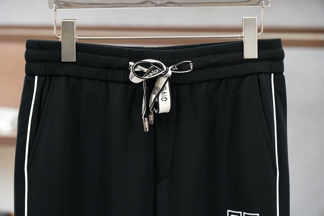 🌟🌟 纪梵希👄 夏款男士休闲裤👍细棉加氨纶面料休闲裤，最新款上身版型无敌正！绝对可以闭眼收的一款此款裤子