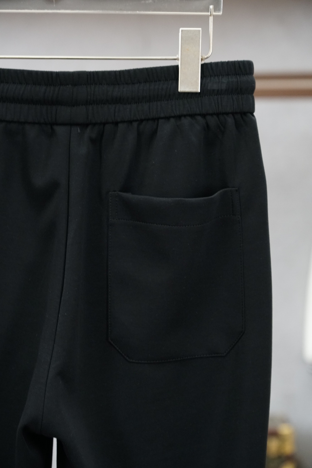 🌟🌟 纪梵希👄 夏款男士休闲裤👍细棉加氨纶面料休闲裤，最新款上身版型无敌正！绝对可以闭眼收的一款此款裤子