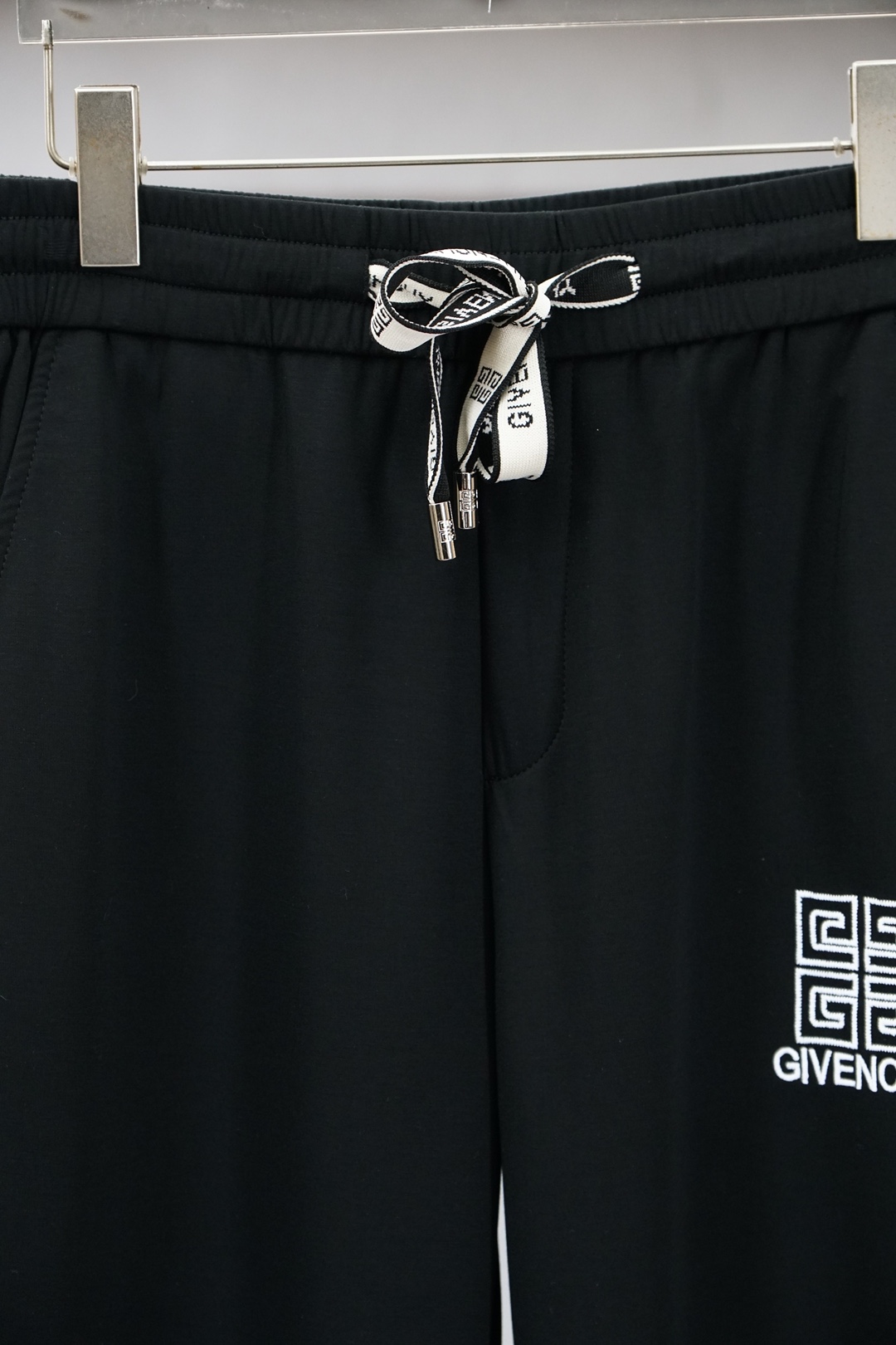 🌟🌟 纪梵希👄 夏款男士休闲裤👍细棉加氨纶面料休闲裤，最新款上身版型无敌正！绝对可以闭眼收的一款此款裤子