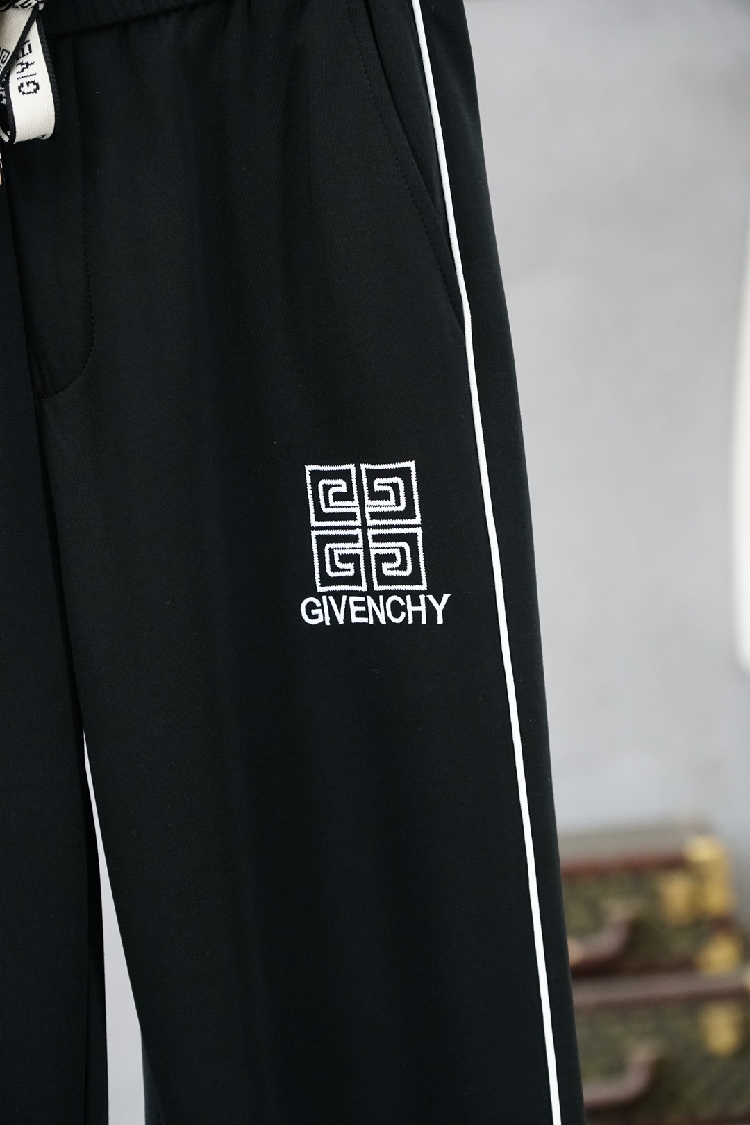 🌟🌟 纪梵希👄 夏款男士休闲裤👍细棉加氨纶面料休闲裤，最新款上身版型无敌正！绝对可以闭眼收的一款此款裤子