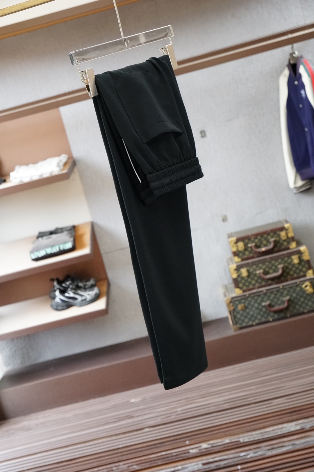 🌟🌟 纪梵希👄 夏款男士休闲裤👍细棉加氨纶面料休闲裤，最新款上身版型无敌正！绝对可以闭眼收的一款此款裤子