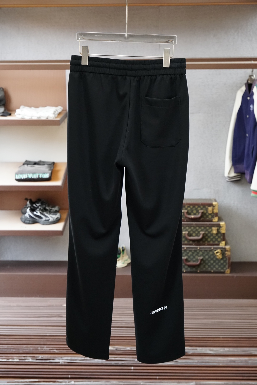 🌟🌟 纪梵希👄 夏款男士休闲裤👍细棉加氨纶面料休闲裤，最新款上身版型无敌正！绝对可以闭眼收的一款此款裤子