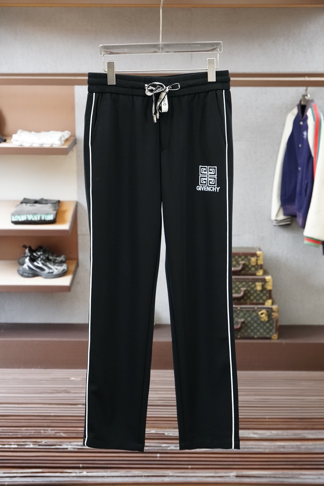 🌟🌟 纪梵希👄 夏款男士休闲裤👍细棉加氨纶面料休闲裤，最新款上身版型无敌正！绝对可以闭眼收的一款此款裤子