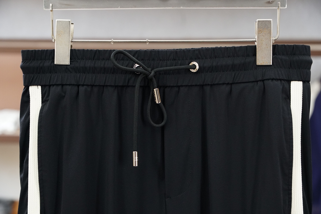 🌟🌟 罗意威👄 夏款男士休闲裤👍细棉加氨纶面料休闲裤，最新款上身版型无敌正！绝对可以闭眼收的一款此款裤子