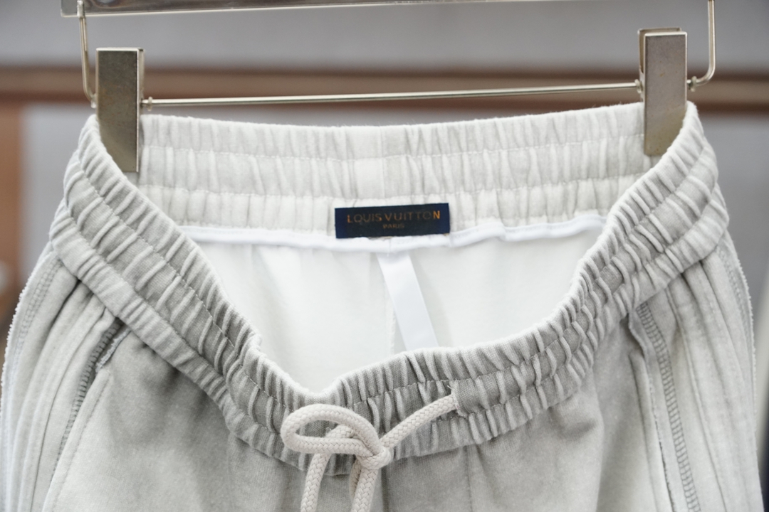 🌟🌟 LV👄 夏款男士休闲裤👍细棉加氨纶面料休闲裤，最新款上身版型无敌正！绝对可以闭眼收的一款此款裤子非