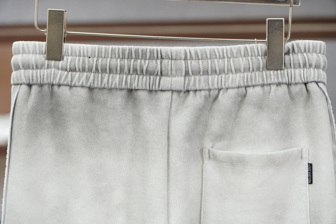 🌟🌟 LV👄 夏款男士休闲裤👍细棉加氨纶面料休闲裤，最新款上身版型无敌正！绝对可以闭眼收的一款此款裤子非