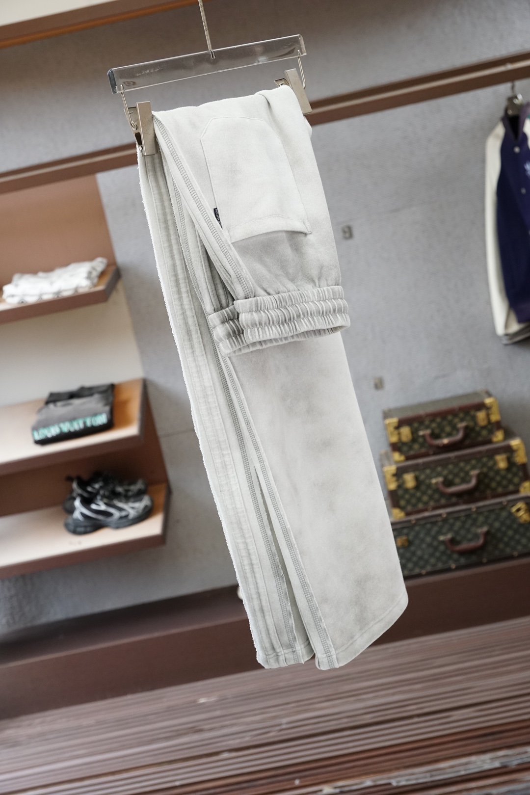 🌟🌟 LV👄 夏款男士休闲裤👍细棉加氨纶面料休闲裤，最新款上身版型无敌正！绝对可以闭眼收的一款此款裤子非