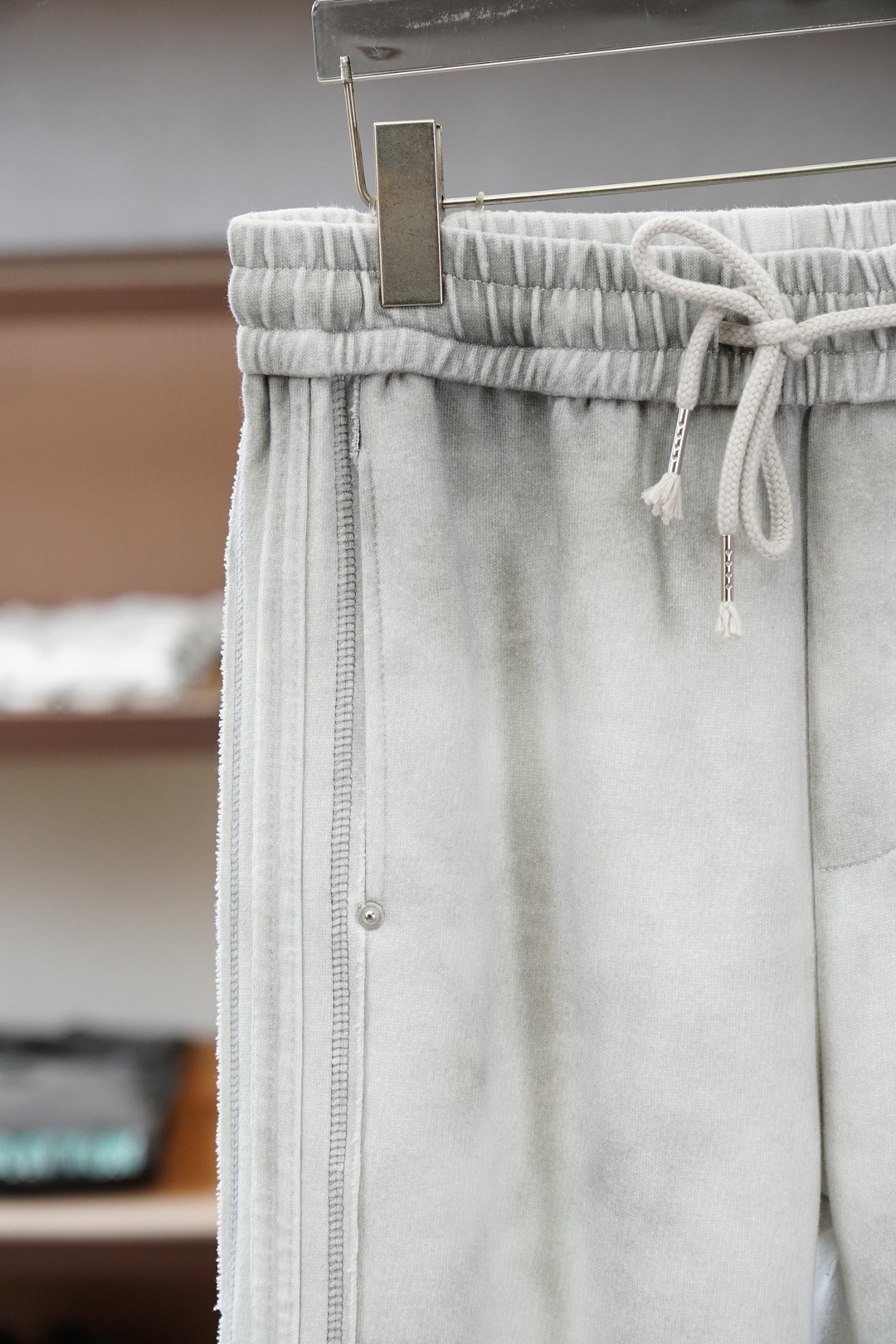 🌟🌟 LV👄 夏款男士休闲裤👍细棉加氨纶面料休闲裤，最新款上身版型无敌正！绝对可以闭眼收的一款此款裤子非