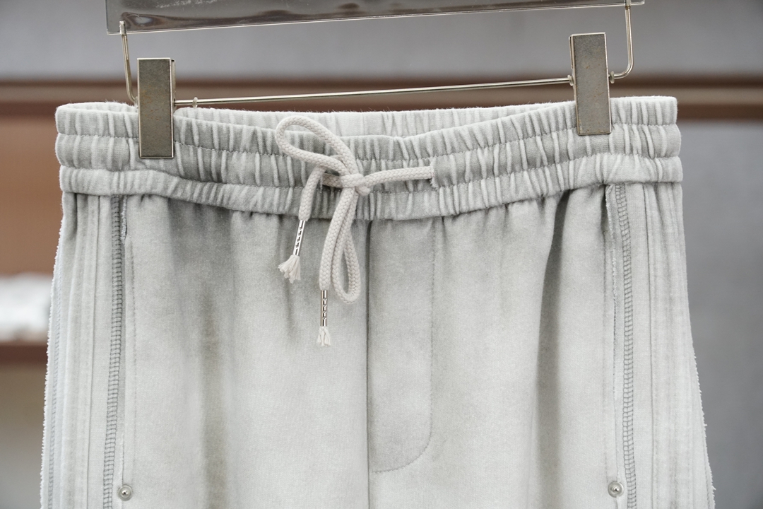 🌟🌟 LV👄 夏款男士休闲裤👍细棉加氨纶面料休闲裤，最新款上身版型无敌正！绝对可以闭眼收的一款此款裤子非