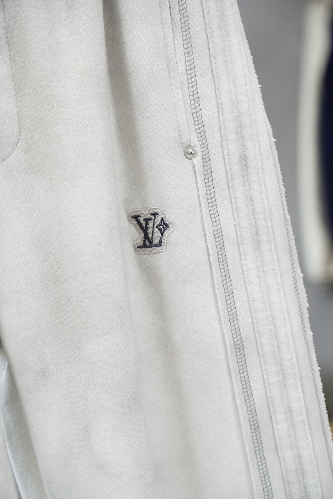 🌟🌟 LV👄 夏款男士休闲裤👍细棉加氨纶面料休闲裤，最新款上身版型无敌正！绝对可以闭眼收的一款此款裤子非