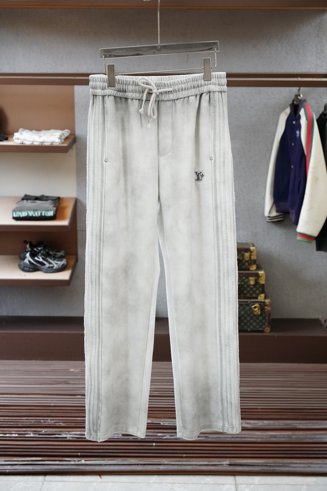 🌟🌟 LV👄 夏款男士休闲裤👍细棉加氨纶面料休闲裤，最新款上身版型无敌正！绝对可以闭眼收的一款此款裤子非