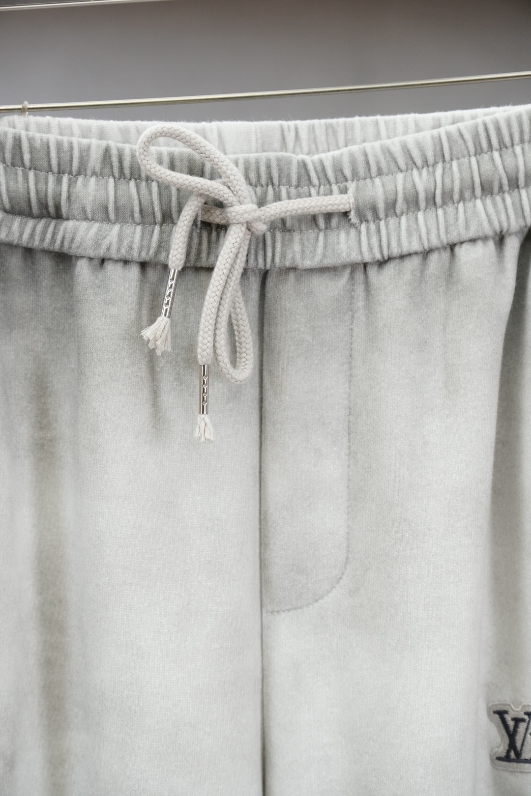 🌟🌟 LV👄 夏款男士休闲裤👍细棉加氨纶面料休闲裤，最新款上身版型无敌正！绝对可以闭眼收的一款此款裤子非