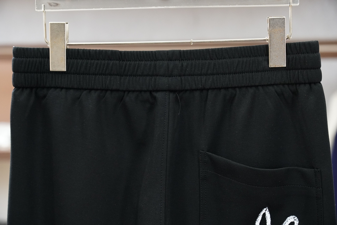 🌟🌟 LV👄 夏款男士休闲裤👍细棉加氨纶面料休闲裤，最新款上身版型无敌正！绝对可以闭眼收的一款此款裤子非