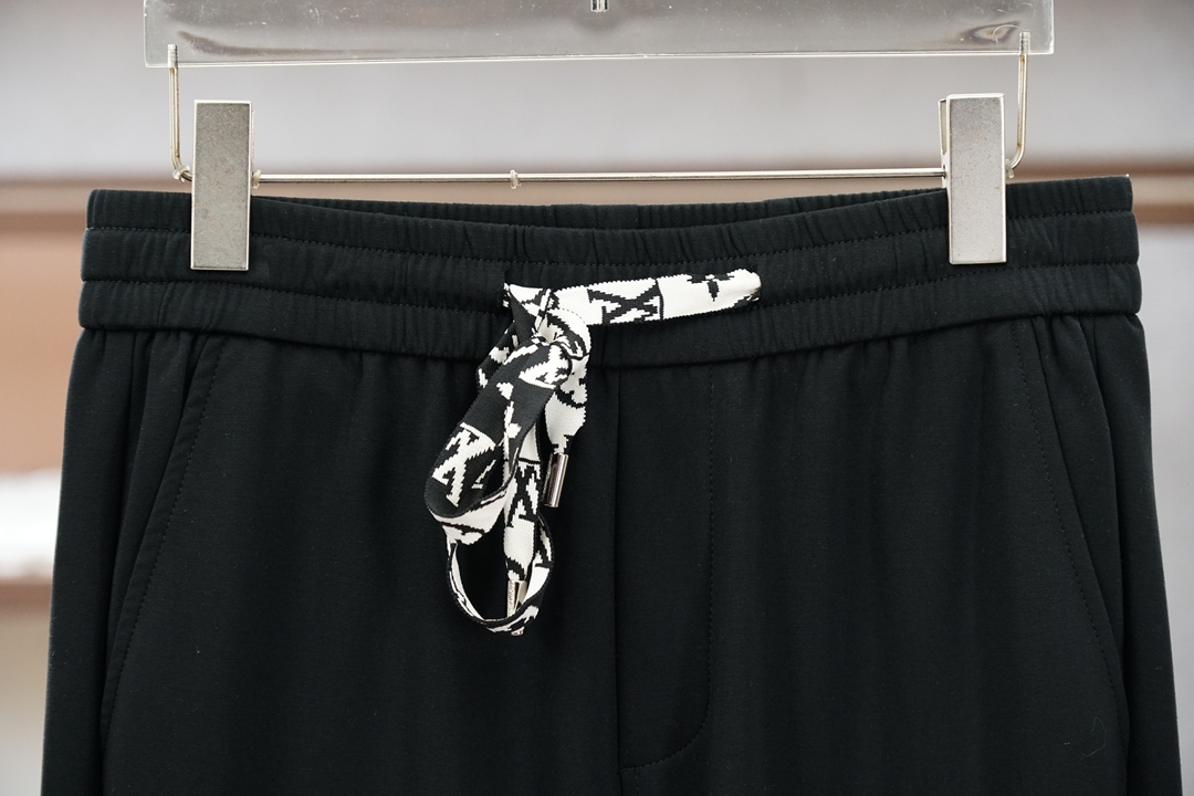 🌟🌟 LV👄 夏款男士休闲裤👍细棉加氨纶面料休闲裤，最新款上身版型无敌正！绝对可以闭眼收的一款此款裤子非