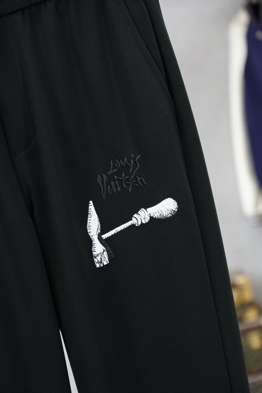 🌟🌟 LV👄 夏款男士休闲裤👍细棉加氨纶面料休闲裤，最新款上身版型无敌正！绝对可以闭眼收的一款此款裤子非