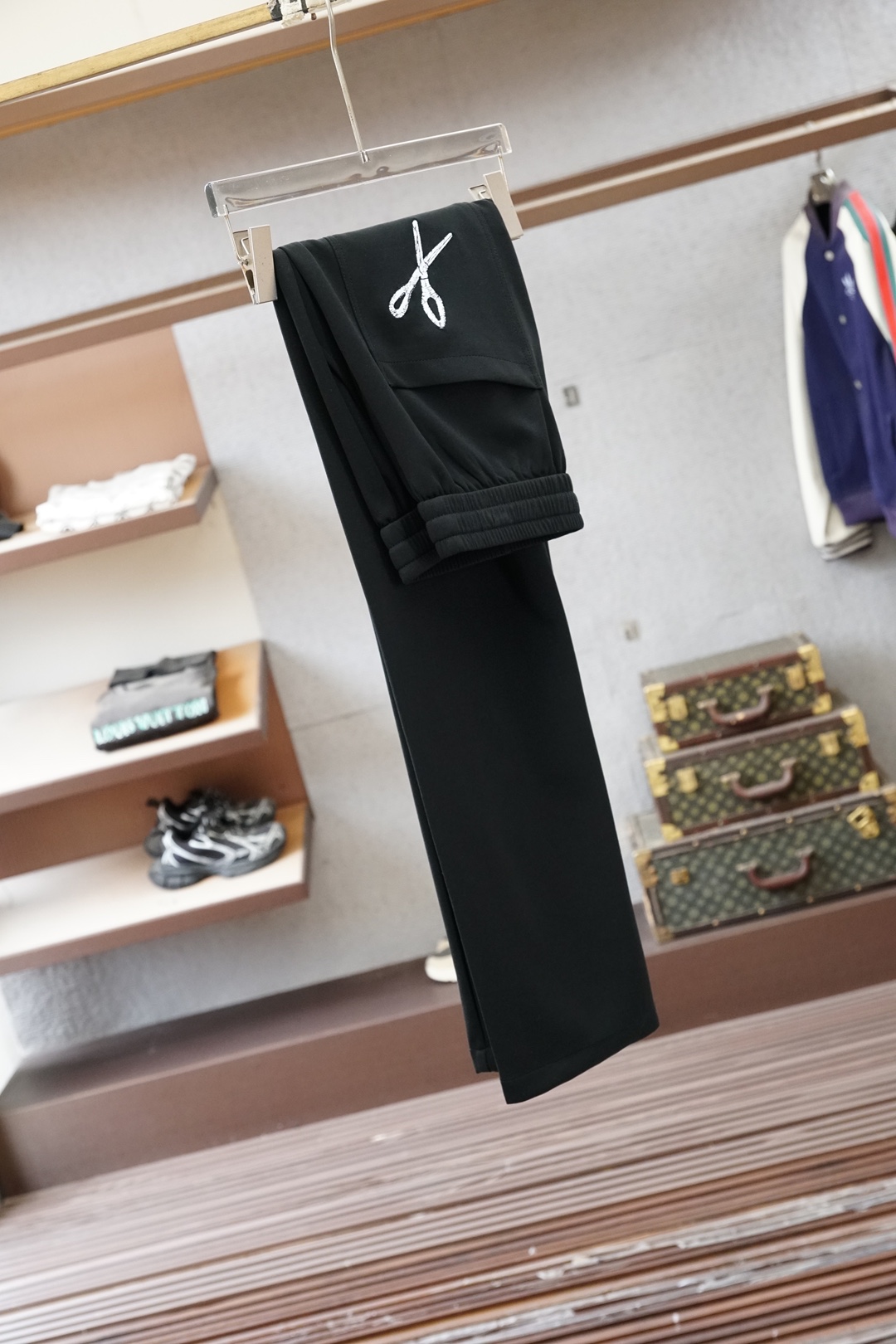 🌟🌟 LV👄 夏款男士休闲裤👍细棉加氨纶面料休闲裤，最新款上身版型无敌正！绝对可以闭眼收的一款此款裤子非