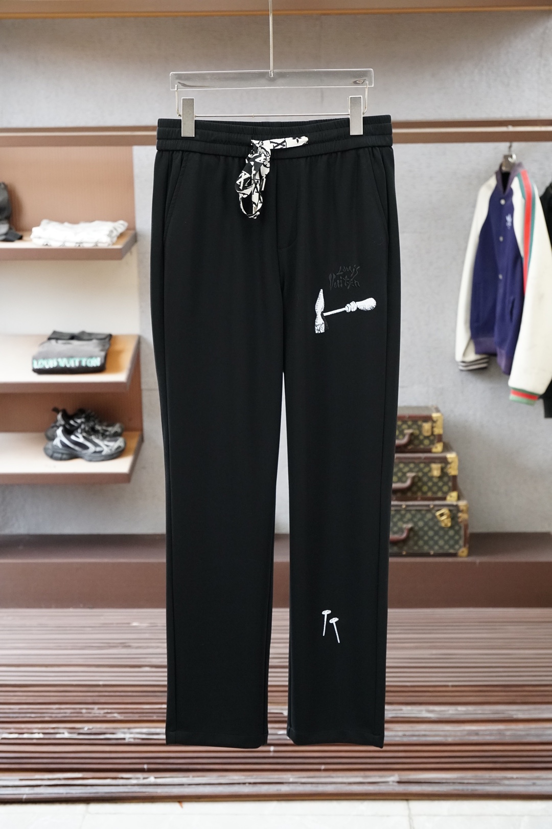 🌟🌟 LV👄 夏款男士休闲裤👍细棉加氨纶面料休闲裤，最新款上身版型无敌正！绝对可以闭眼收的一款此款裤子非