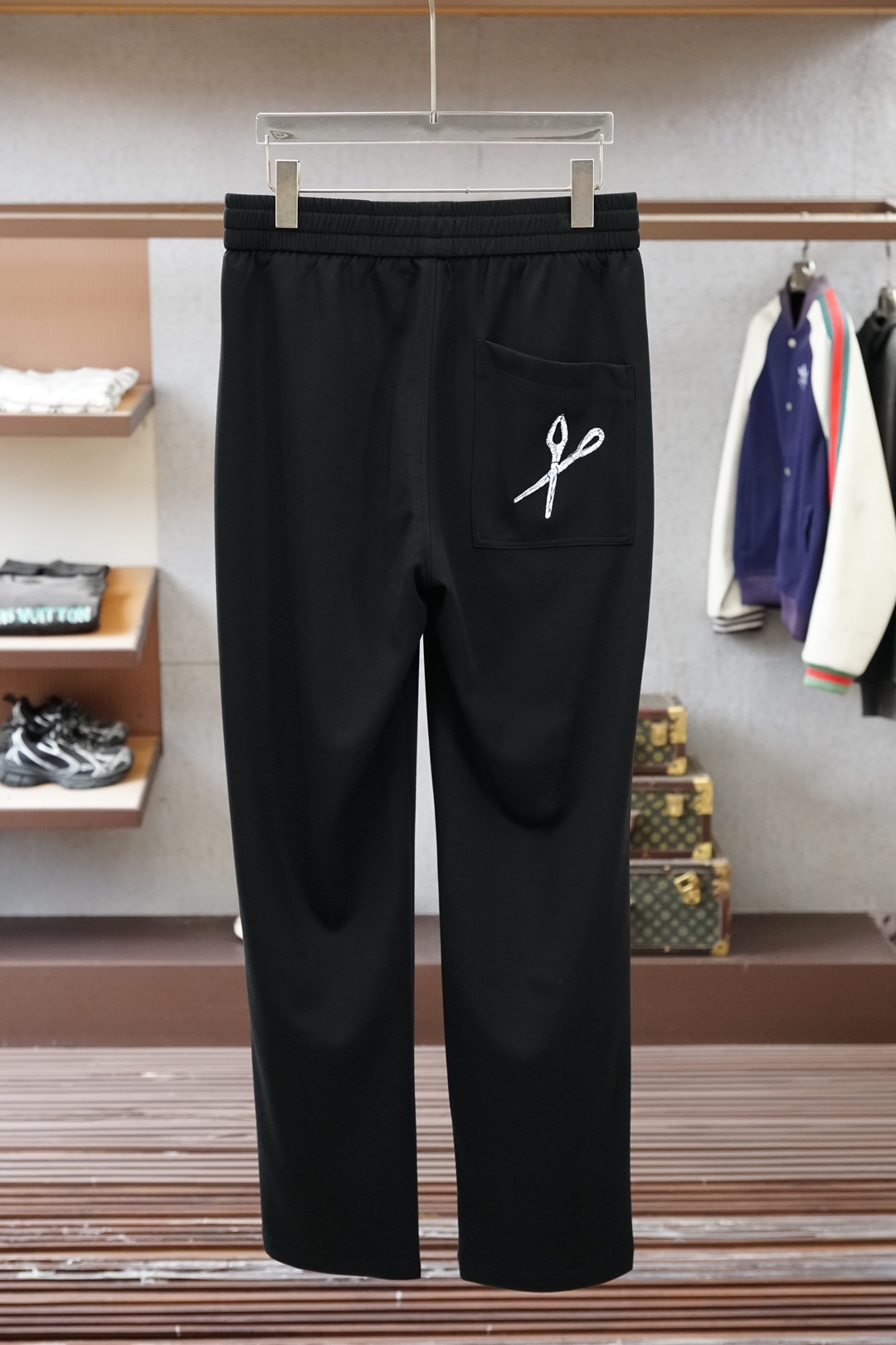 🌟🌟 LV👄 夏款男士休闲裤👍细棉加氨纶面料休闲裤，最新款上身版型无敌正！绝对可以闭眼收的一款此款裤子非