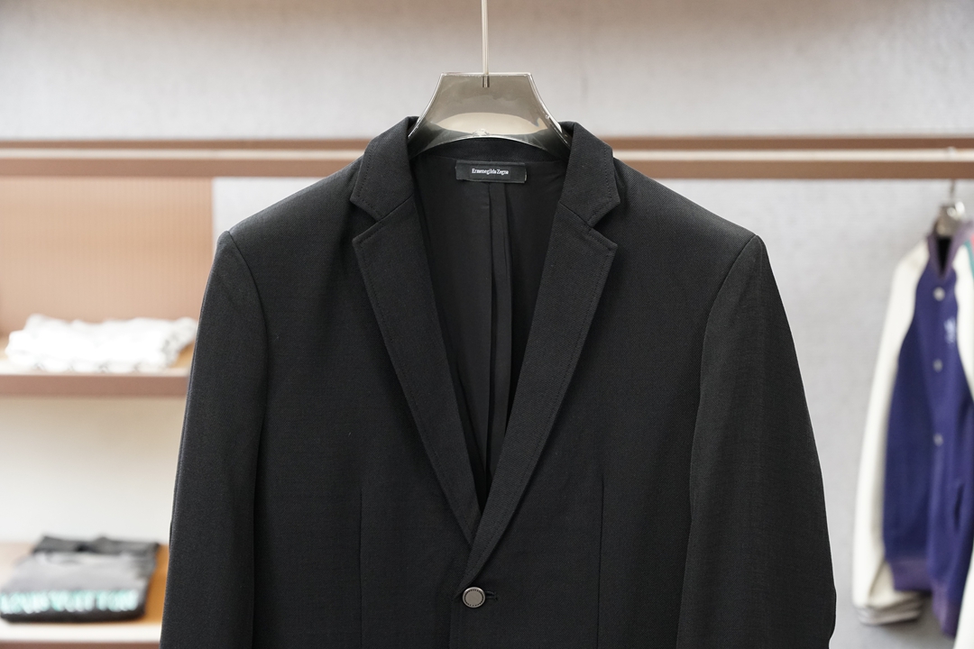 杰尼亚黑色休闲西装，极简高级，商务与日常都能驾驭。整体哑光质感面料，垂顺挺括，单粒扣设计利落显瘦。经典平