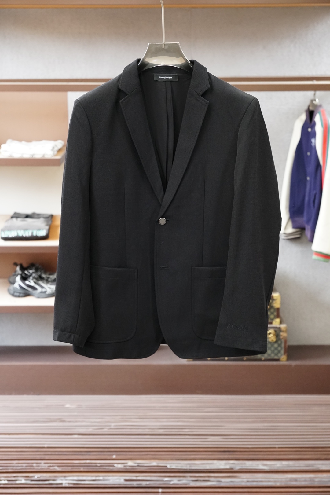 杰尼亚黑色休闲西装，极简高级，商务与日常都能驾驭。整体哑光质感面料，垂顺挺括，单粒扣设计利落显瘦。经典平