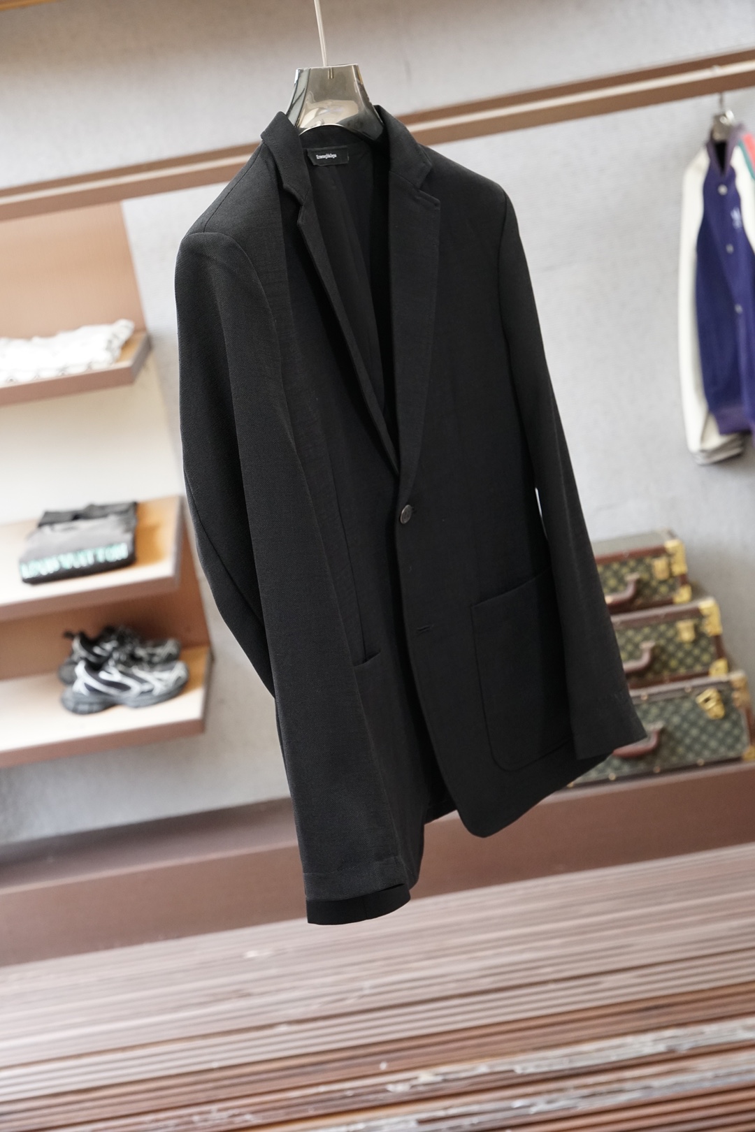 杰尼亚黑色休闲西装，极简高级，商务与日常都能驾驭。整体哑光质感面料，垂顺挺括，单粒扣设计利落显瘦。经典平