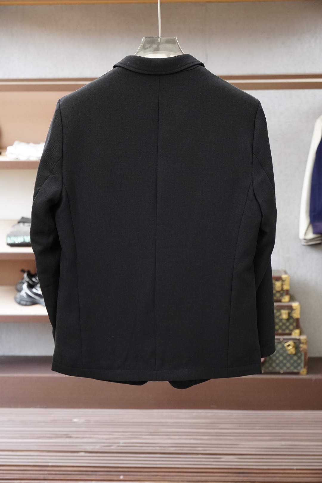 杰尼亚黑色休闲西装，极简高级，商务与日常都能驾驭。整体哑光质感面料，垂顺挺括，单粒扣设计利落显瘦。经典平