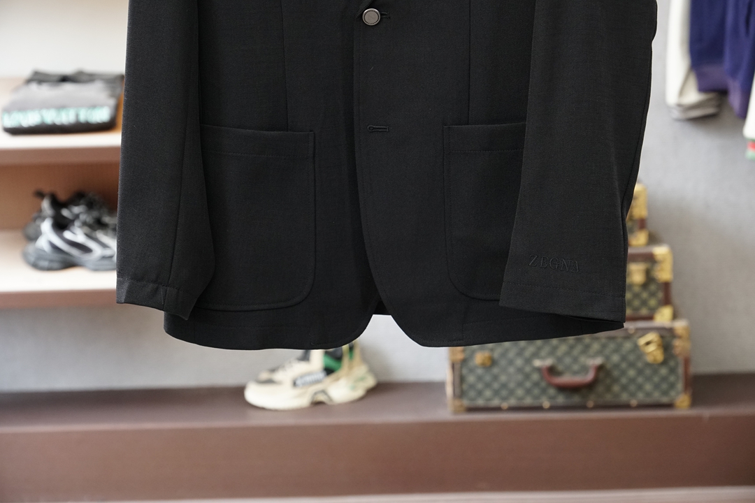 杰尼亚黑色休闲西装，极简高级，商务与日常都能驾驭。整体哑光质感面料，垂顺挺括，单粒扣设计利落显瘦。经典平