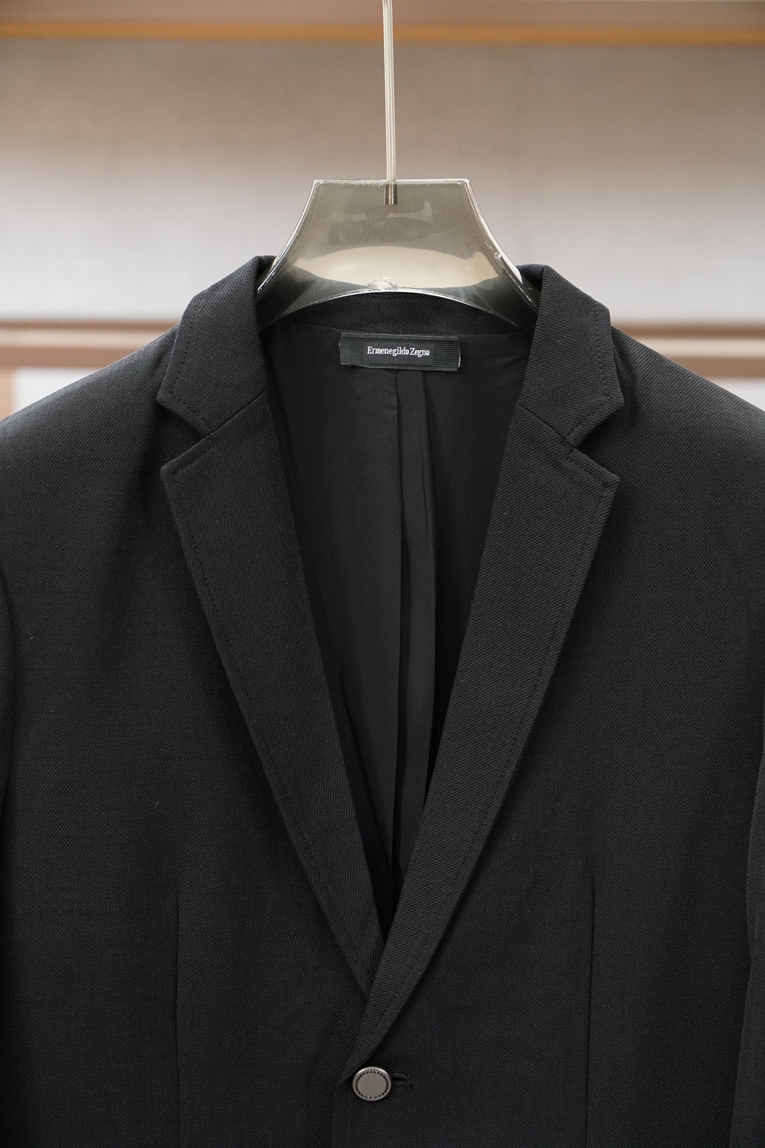 杰尼亚黑色休闲西装，极简高级，商务与日常都能驾驭。整体哑光质感面料，垂顺挺括，单粒扣设计利落显瘦。经典平