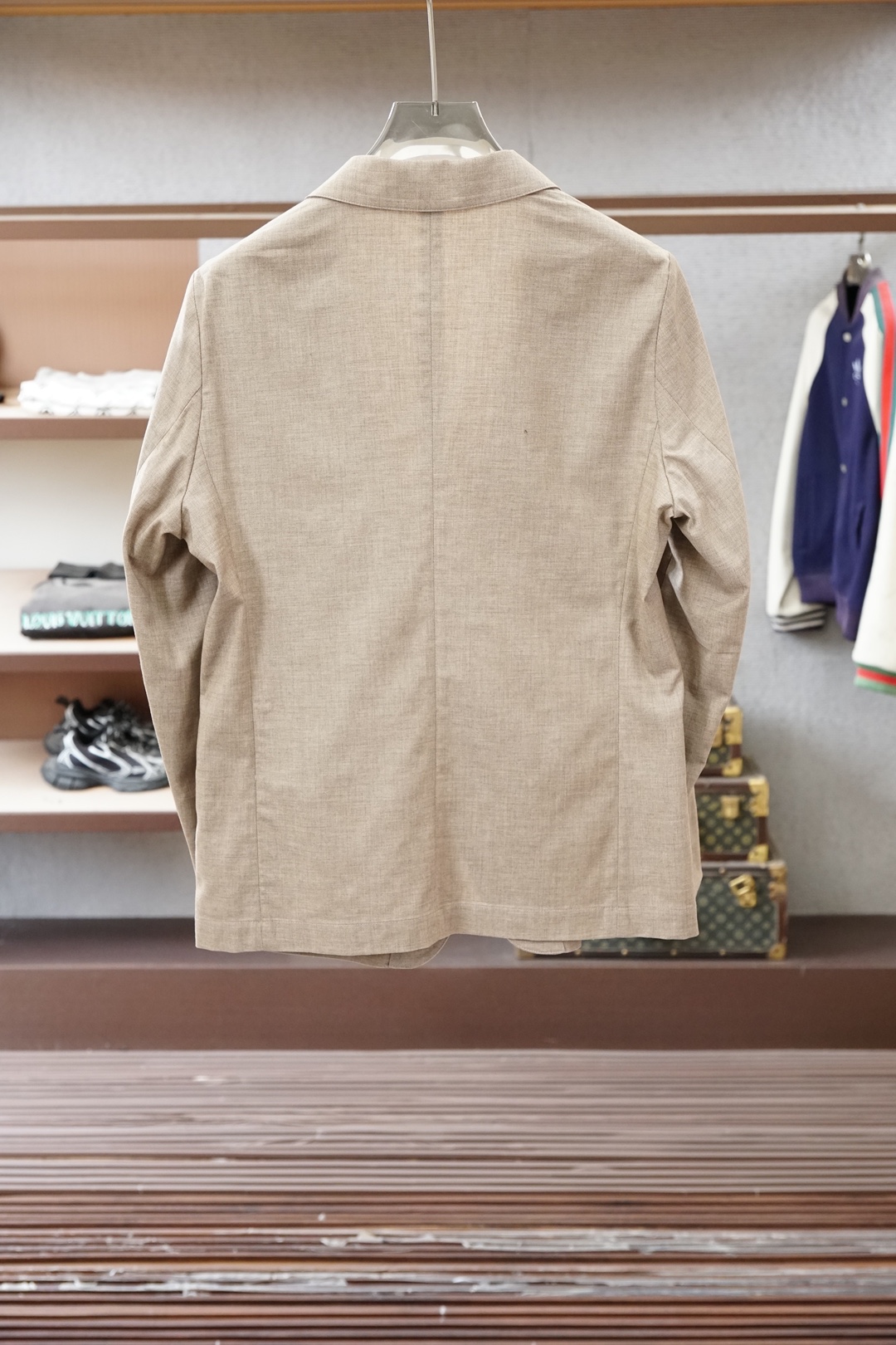 普拉达浅卡其休闲西装，清爽亚麻质感，春夏通勤首选。温柔大地色系，面料透气亲肤，挺括不压身。经典平驳领+两