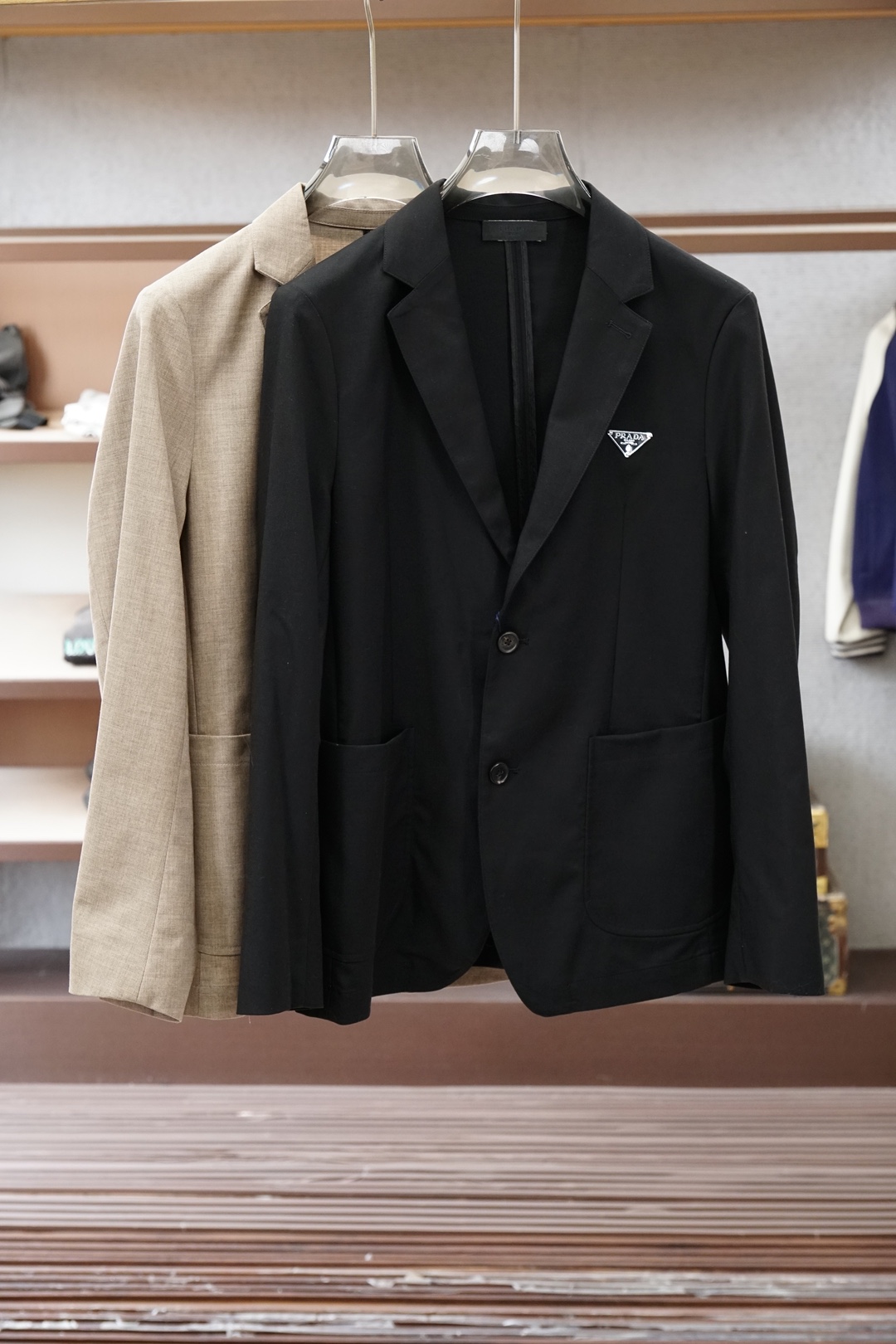 普拉达浅卡其休闲西装，清爽亚麻质感，春夏通勤首选。温柔大地色系，面料透气亲肤，挺括不压身。经典平驳领+两