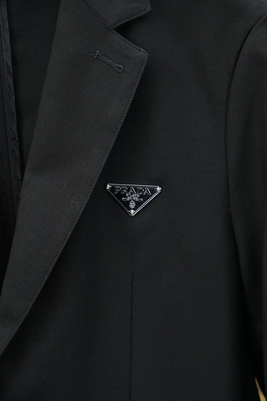 普拉达浅卡其休闲西装，清爽亚麻质感，春夏通勤首选。温柔大地色系，面料透气亲肤，挺括不压身。经典平驳领+两