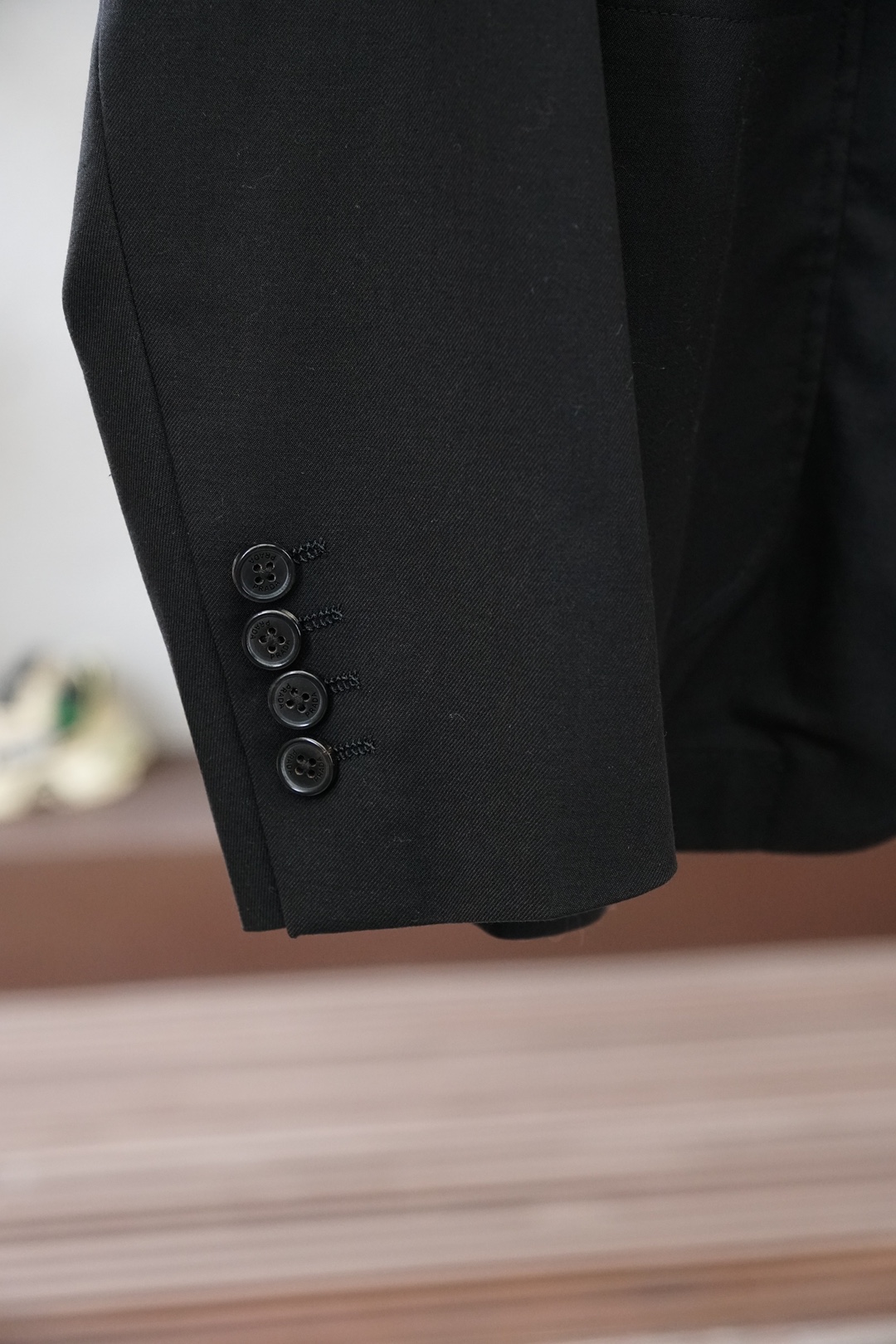 普拉达浅卡其休闲西装，清爽亚麻质感，春夏通勤首选。温柔大地色系，面料透气亲肤，挺括不压身。经典平驳领+两