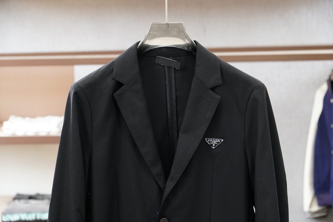 普拉达浅卡其休闲西装，清爽亚麻质感，春夏通勤首选。温柔大地色系，面料透气亲肤，挺括不压身。经典平驳领+两