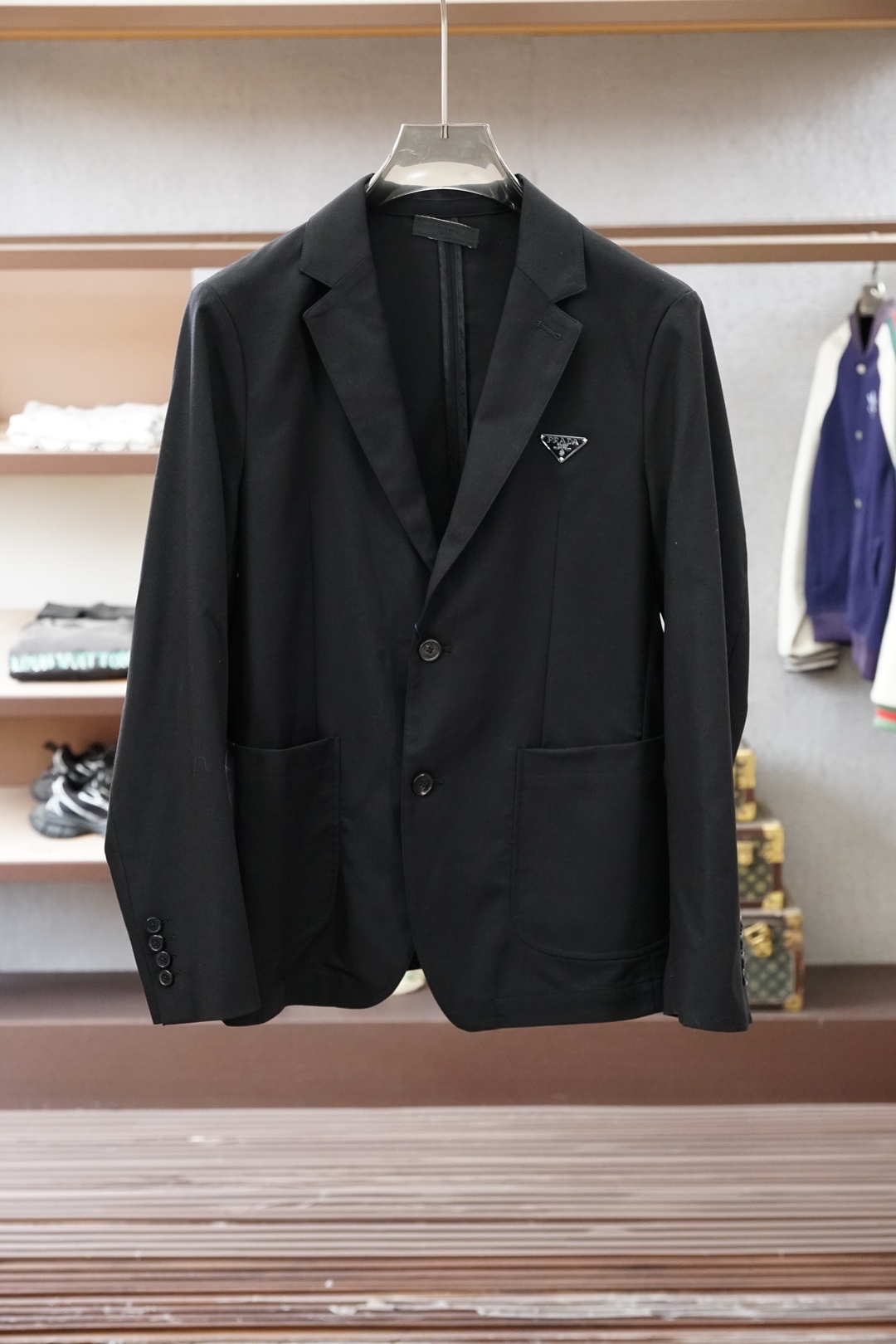 普拉达浅卡其休闲西装，清爽亚麻质感，春夏通勤首选。温柔大地色系，面料透气亲肤，挺括不压身。经典平驳领+两