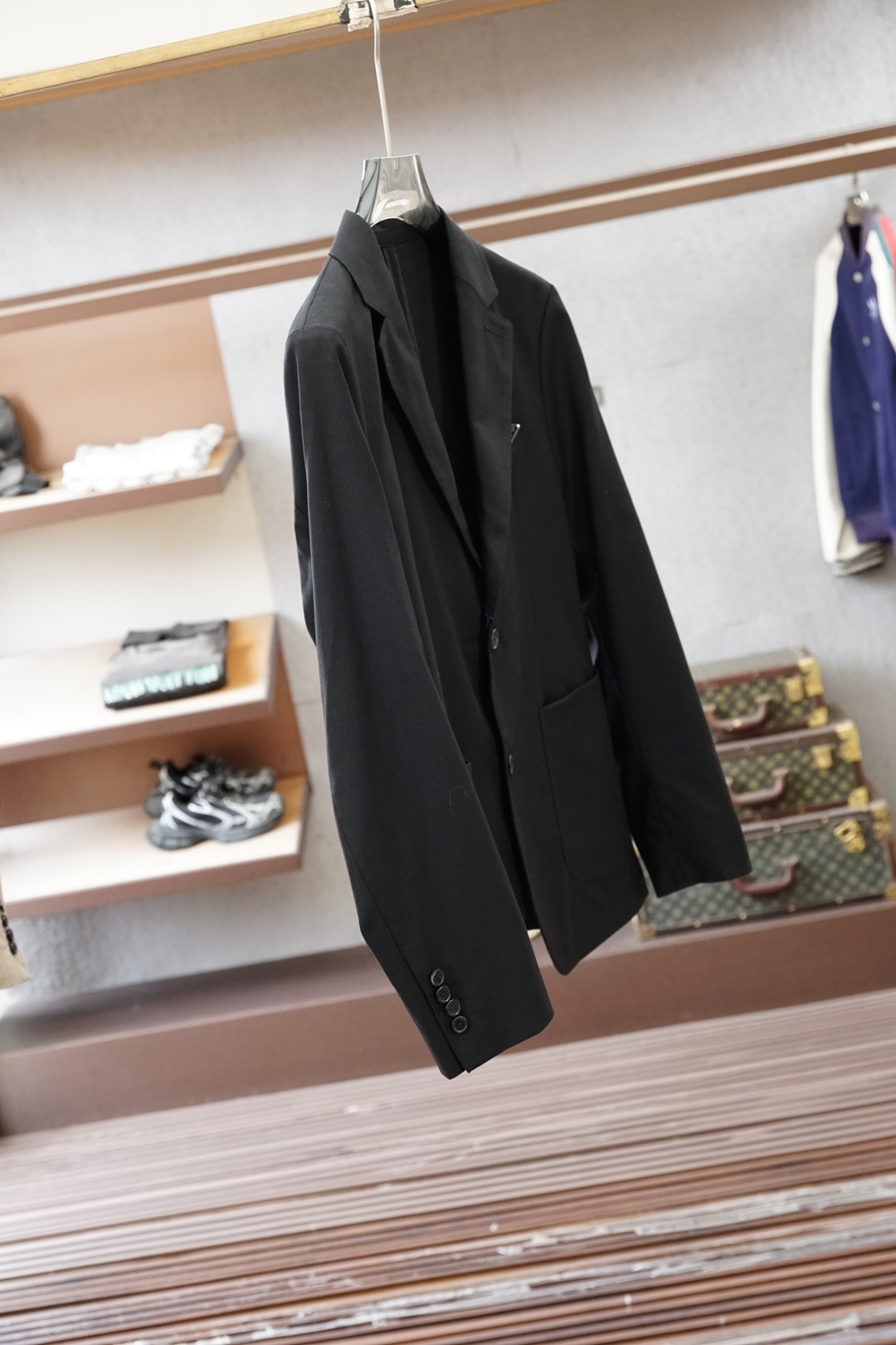 普拉达浅卡其休闲西装，清爽亚麻质感，春夏通勤首选。温柔大地色系，面料透气亲肤，挺括不压身。经典平驳领+两