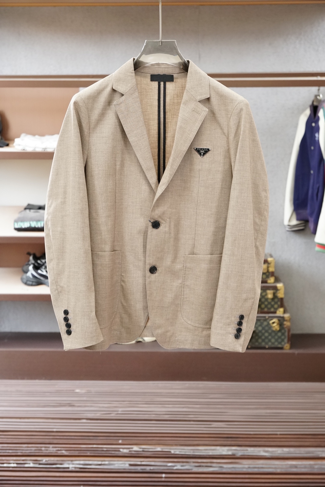 普拉达浅卡其休闲西装，清爽亚麻质感，春夏通勤首选。温柔大地色系，面料透气亲肤，挺括不压身。经典平驳领+两