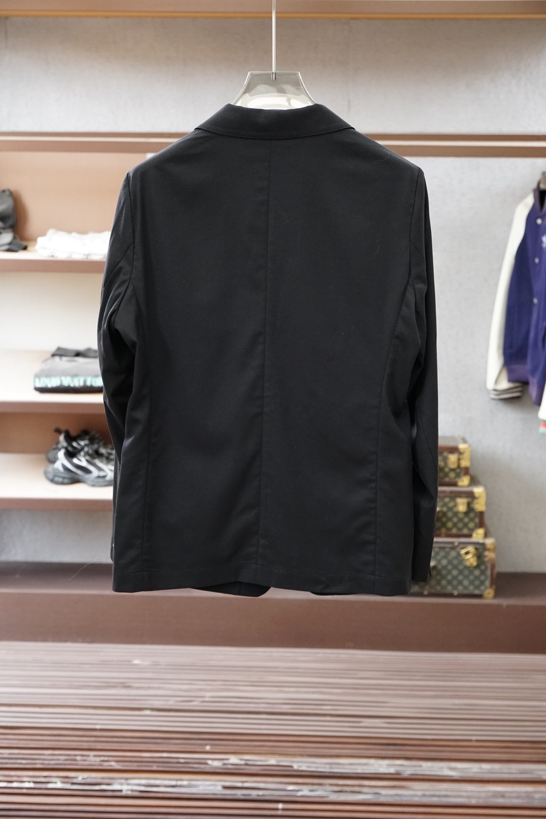 普拉达浅卡其休闲西装，清爽亚麻质感，春夏通勤首选。温柔大地色系，面料透气亲肤，挺括不压身。经典平驳领+两